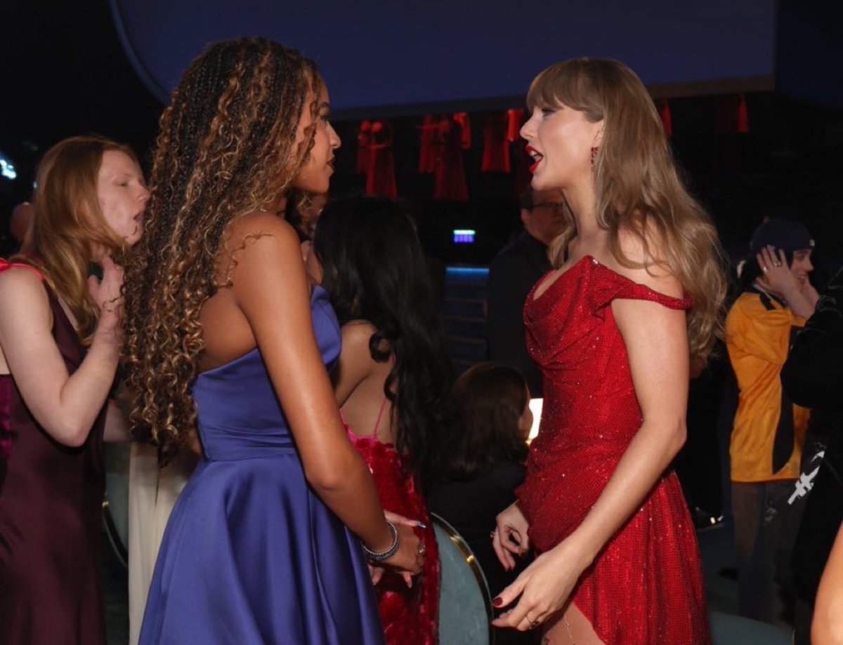 SwiftNYC's tweet image. Taylor and Blue Ivy talking to each other at the #GRAMMYs 🥺