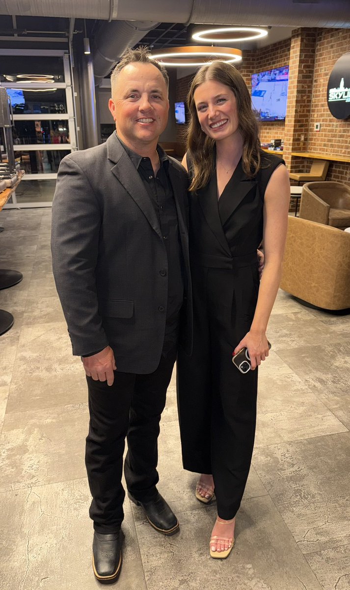 Beverly_Fanning's tweet photo. First Pitch Banquet ❤️⚾️🖤 https://t.co/HYBnuKclSJ
