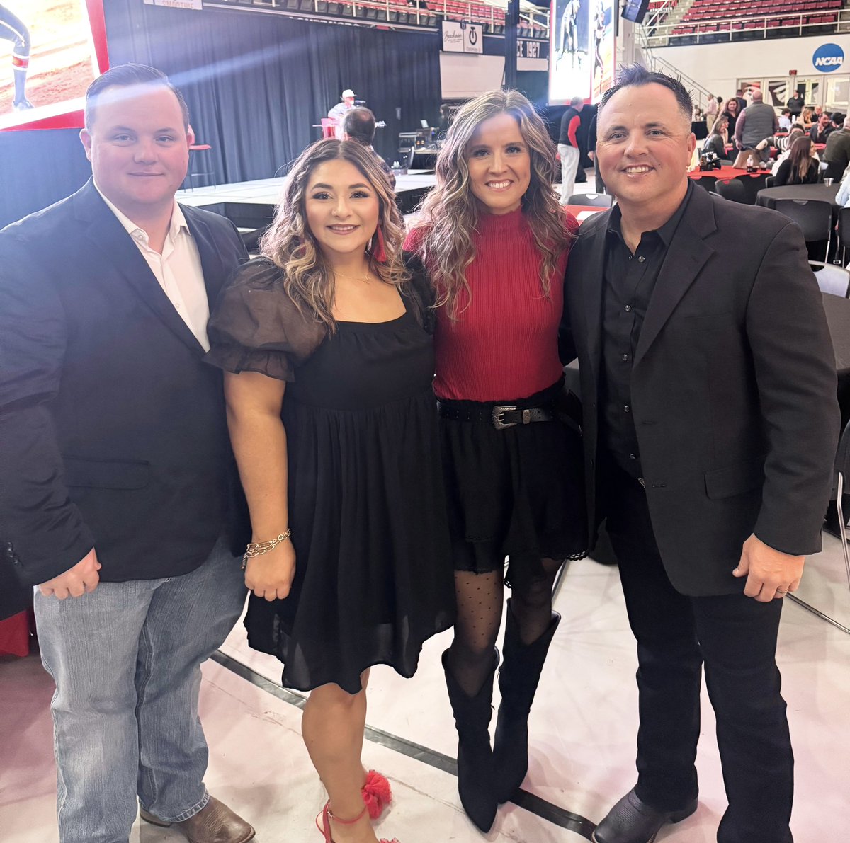 Beverly_Fanning's tweet photo. First Pitch Banquet ❤️⚾️🖤 https://t.co/HYBnuKclSJ