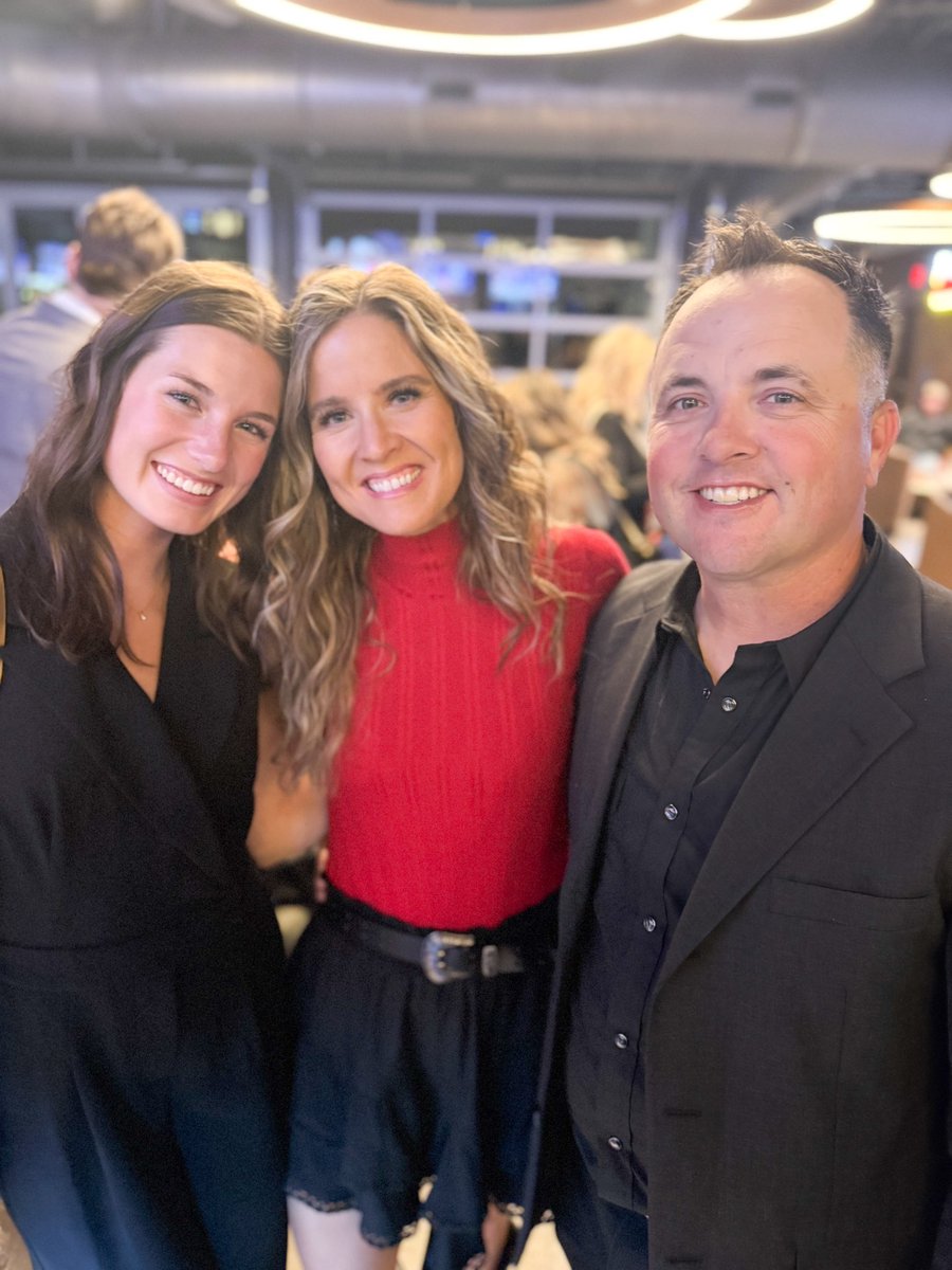 Beverly_Fanning's tweet photo. First Pitch Banquet ❤️⚾️🖤 https://t.co/HYBnuKclSJ