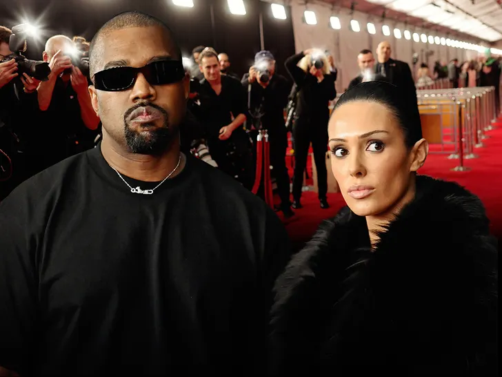 MarioNawfal's tweet image. 🚨DEBUNKED: YE AND WIFE LEFT GRAMMYS ON THEIR OWN, NOT "ESCORTED OUT"

Despite viral claims, TMZ confirms the couple wasn't kicked out over Bianca Censori's revealing outfit.

Recording Academy source: 

"Kanye was an invited guest... he wasn't forcibly removed"

Law enforcement