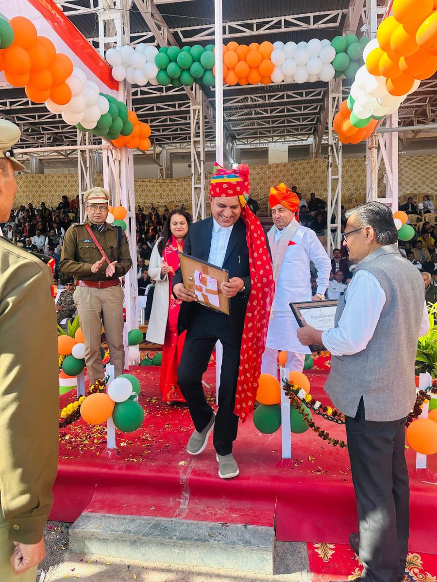 SouSharwan29's tweet photo. सेड़वा हॉस्पिटल में 250 मरीज इलाज के इंतजार में खड़े थे तो डॉक्टर्स OPD में किसका ईलाज कर रहे थे?
अपने काम को बेहतर करने के बजाय SDM बद्रीनारायण पर आरोप लगाकर पर्दा डाला जा रहा है!!
@RajCMO
#SupportSedwaSDM https://t.co/f5qOzjLrtw