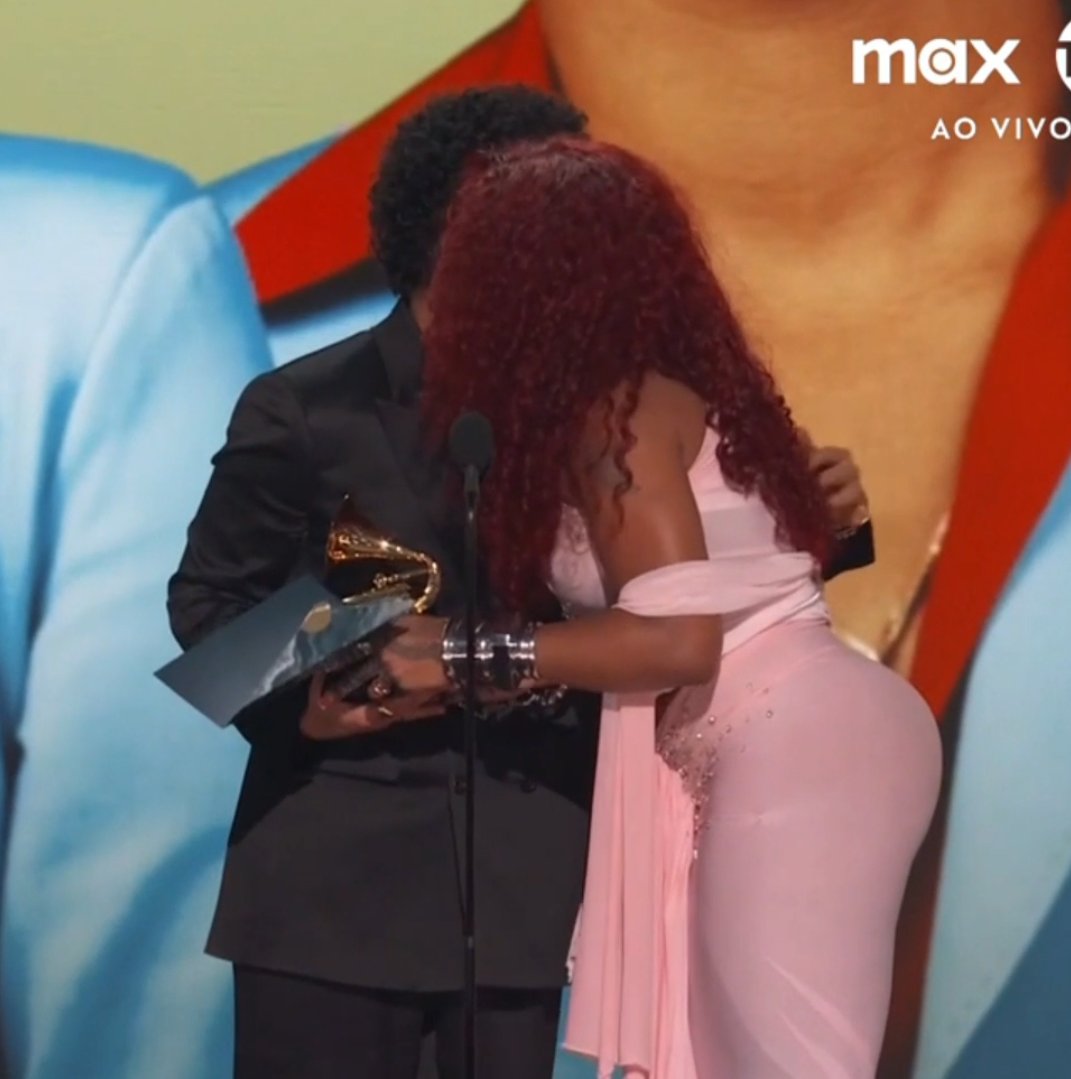 szabrs's tweet photo. PRECISAMOS DESSE FEAT @sza @BrunoMars https://t.co/QjXd2Hcz96