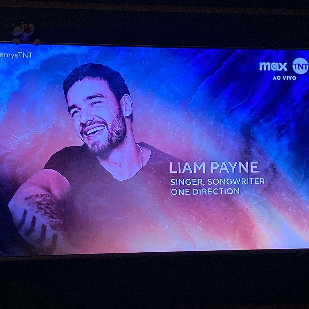 o grammy continuou normalmente mas pra mim ele parou nesse telão e eu ainda to presa naquele dia 16 de outubro