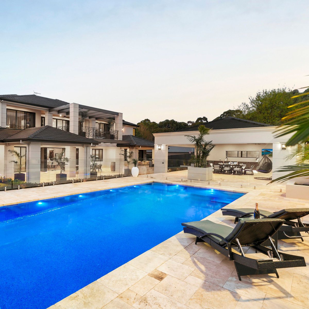 homelycomau's tweet image. 3 White Lodge Court, Donvale, is a breathtaking one-acre estate offering space, style, and incredible amenities.

See more: buff.ly/4aJOFNt

Listed by: RT Edgar Manningham

#donvale #oneacre #pool #tenniscourt #cinema #mansion #realestate #forsale #wowhomes #homely