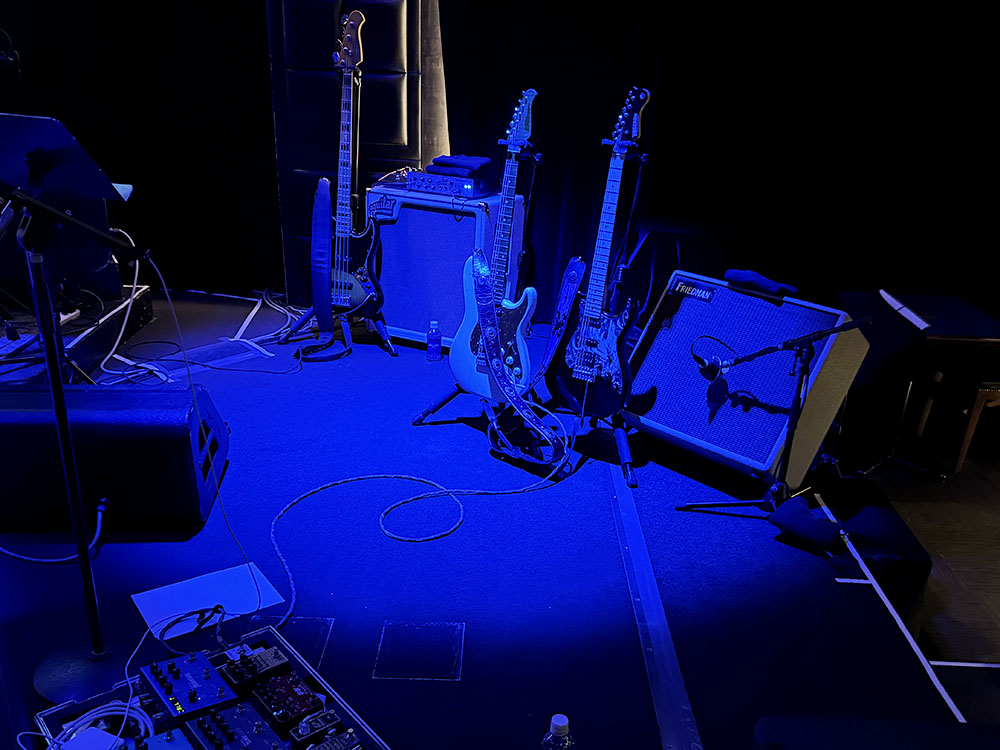 Musette_Japan's tweet photo. 1月31日にBlue Note Tokyoで行われた『Steve Gadd Band Japan Tour 2025』に急遽 Michael Landau 氏の代わりに参加した Toshi Yanagi 氏 のペダルボードに #Friedman「Small Box Pedal」が採用されておりました。
ギターストラップには、こちらも弊社取扱いブランド 「#LAMANTA」が装着されていました! https://t.co/B7tO6OMjC0