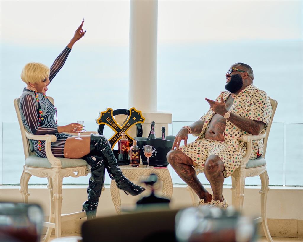 DailysunCelebs's tweet image. Yolanda is cooking something in studio with Rick Ross!
#Yolanda #RickRoss #BigBrotherMzansi
snl24.com/dailysun/celeb…