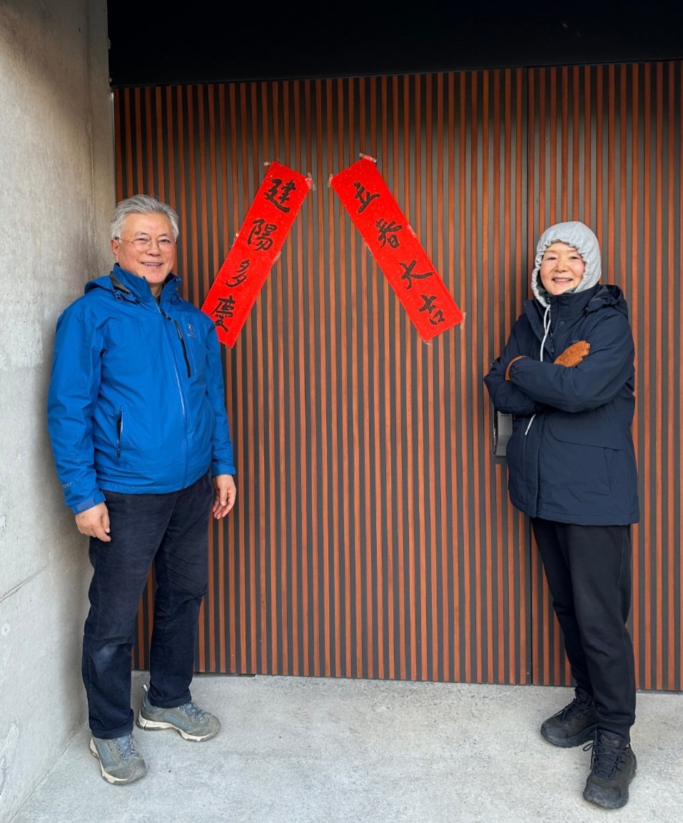 문재인 대통령님💙
"대문에 입춘방(첩)을 붙였습니다
입춘대길, 건양다경. 
범어사 주지를 지내신 수불스님이 써주셨습니다
나라가 대길하고 경사가 많은 한해가 되길 기원합니다"