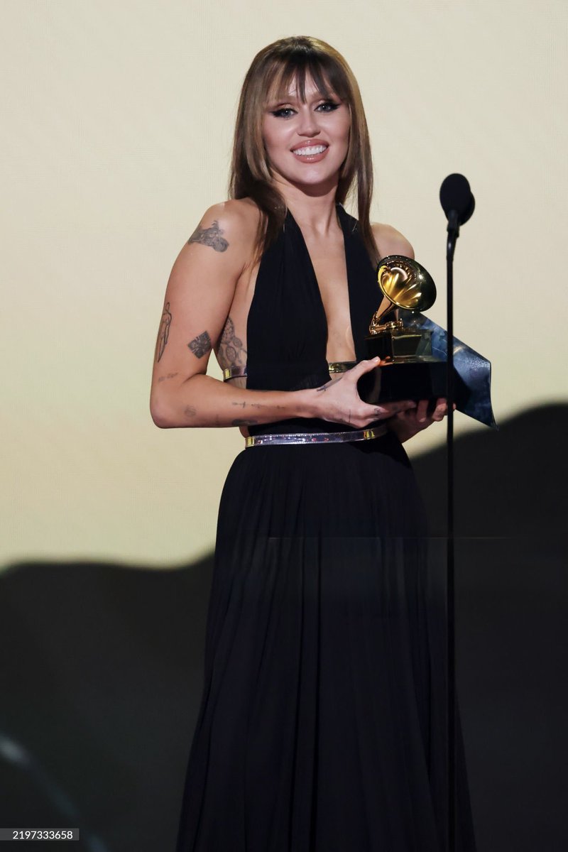 MileyUpdates's tweet photo. MILEY CYRUS 3X GRAMMY WINNER https://t.co/15D0kCJMBI