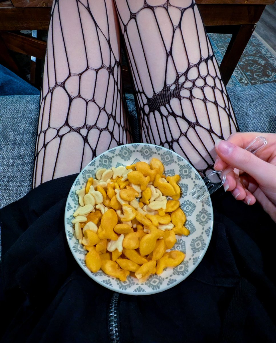 until_im_bones's tweet photo. Day one of following the bunny diet! U.｡⁠ꞈ｡.U eating my OMAD for about 250 cals🐇 #junkarexic #edtwt #thinspo #anatwt #junkana #miatwt #shedtwt #ricecakestwt #weightloss https://t.co/yLGGjcILrg