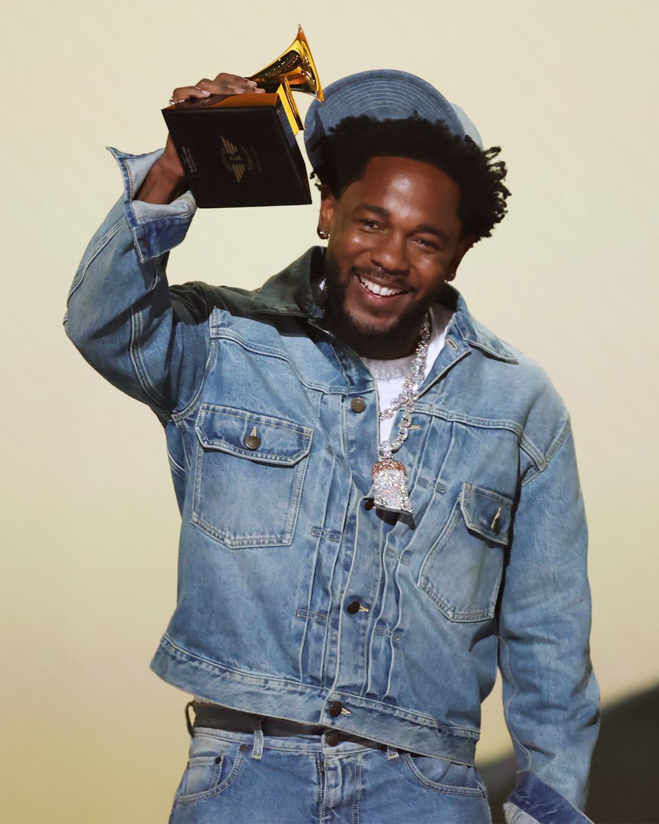 Complex's tweet photo. 🏆🏆🏆🏆 #GRAMMYs https://t.co/kG3sU99jU0
