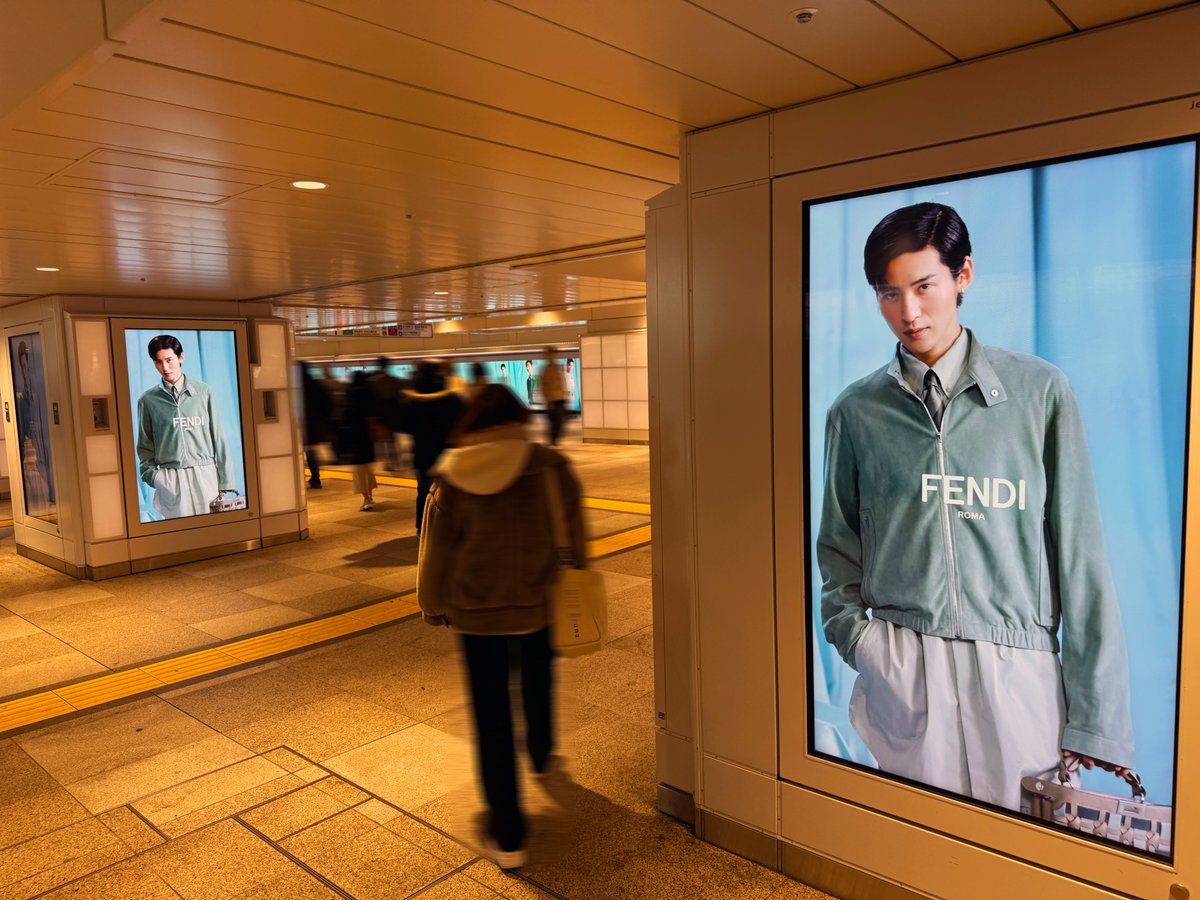 各地で大規模展開中の、Snow Man #目黒蓮 さん起用のFENDIの広告、今週