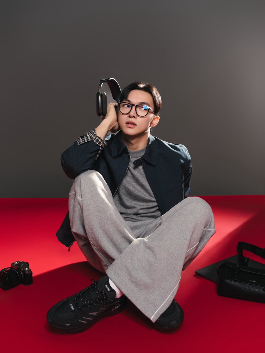 iamlarbs's tweet photo. Out of office, @Dior 

obsessed with the new “B44” sneaker #DiorSpring25 #DiorB44 https://t.co/k85fR8CxP7