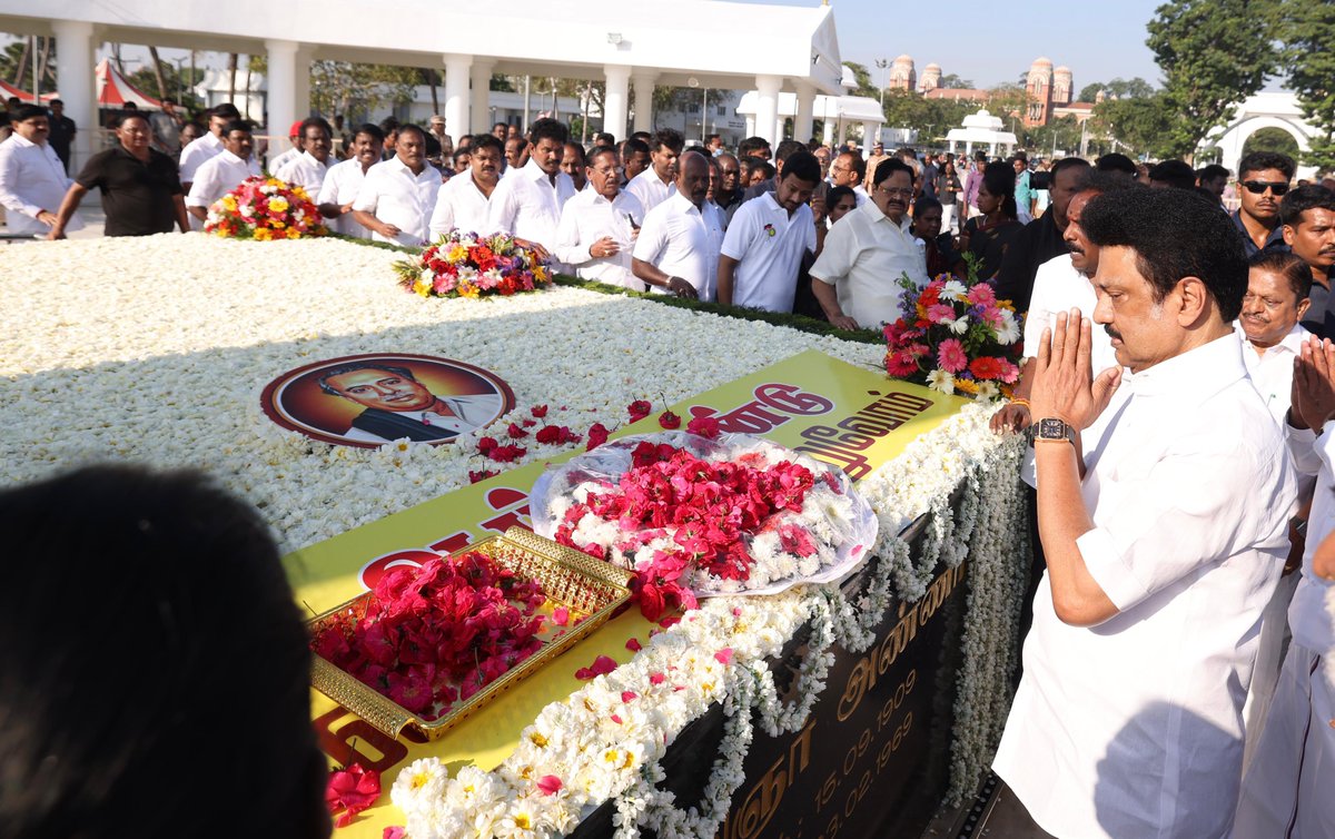 mkstalin's tweet photo. அண்ணா வழியில் அயராது உழைப்போம்!

தந்தை பெரியார் குறித்து பேரறிஞர் அண்ணா கூறியது:

“எது நேரிடினும் மனத்திற்பட்டதை எடுத்துச் சொல்வேன் என்ற உரிமைப் போர் பெரியாருடைய வாழ்வு முழுவதும். அதிலே அவர் கண்ட வெற்றி மிகப்பெரியது. அந்த வெற்றியின் விளைவு அவருக்கு மட்டும் கிடைத்திடவில்லை; இன்று அனைவரும் பெற்றுள்ளனர்.”

தந்தை பெரியாரின் புகழொளியையும் - அறிவொளியையும் தந்து நம்மை ஆளாக்கிய தமிழ்த்தாயின் தலைமகன் பேரறிஞர் அண்ணாவுக்குப் புகழ்வணக்கம்!

நம்முடைய நோக்கம் பெரிது! அதற்கான பயணமும் பெரிது!

வம்பிழுக்கும் வீணர்கள் தெம்பிழந்து ஓடுவார்கள்; நாம் மக்களின் அன்பையும் ஆதரவையும் பெற்று இலட்சியப் பயணத்தில் வெல்லப் பாடுபடுவோம்!

 #RememberingAnna