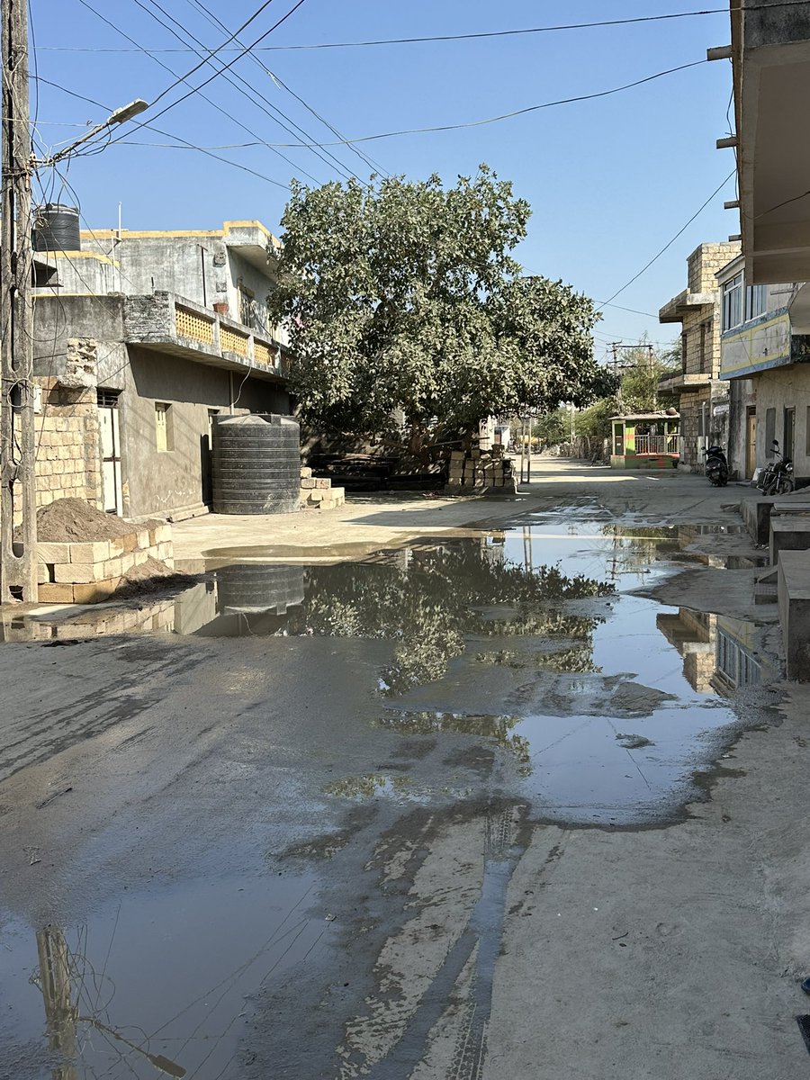 વહિવટદાર સંચાલિત કુતિયાણા નગરપાલિકા દ્વારા આ રસ્તો ૬ દિવસ પહેલા જ નવો બનાવવામાં આવ્યો છે. નીચે જોઈ શકો છો કોઈ પણ પ્રકારનાં આયોજન વીના કે પ્રિપ્લાન વીના વાસ્તવિક દિશા ને બદલે વિરુદ્ધ દિશામાં ઢાળ દીધો છે જેના કારણે ઠેર ઠેર પાણી ભરાયા છે. નિરાકરણ આવશ્યક છે. <a href="/SDMKutiyana/">Dy Collector & Sub Divisional Magistrate Kutiyana</a> <a href="/MKutiyana/">mamlatdar kutiyana</a>