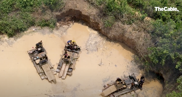 দুর্নীতি, দূষণ ও অবৈধভাবে স্বর্ণের খনি পরিচালনার কারণে নাইজেরিয়ায় কীভাবে বিশুদ্ধ পানির সংকট তৈরি হয়েছে- তা নিয়ে এক বছর ধরে অনুসন্ধান করে একটি তথ্যচিত্র তৈরি করেছেন <a href="/anuadelakun/">AnuOluwapo Adelakun</a>। পড়ুন, তিনি কীভাবে কাজটি করেছেন: twp.ai/1SWr9i