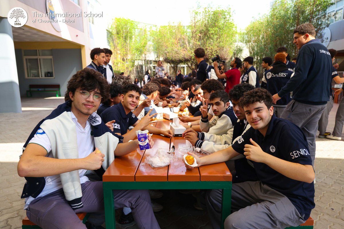 TeachinginDubai's tweet image. Who can eat a cupcake the fastest? 🧁💨 The Grade 12 Cupcake Challenge at The International School of Choueifat - Dubai was a race to the finish, with students going head-to-head to see who could conquer their cupcake the quickest! 🏁🍴 

#CupcakeChallenge #Grade12Fun #SABIS