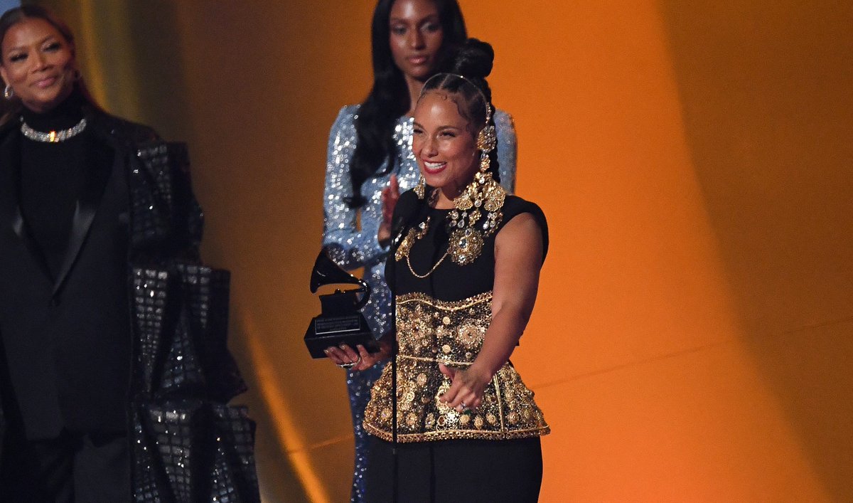 voguelatam's tweet photo. Alicia Keys es galardonada con el premio Dr. Dre Global Impact Award, un reconocimiento dedicado a aquellas carreras innovadoras, multifacéticas y globales. Sigue EN VIVO los #GRAMMYs aquí: https://t.co/PtU1iahpyb https://t.co/OkzjyYZajv