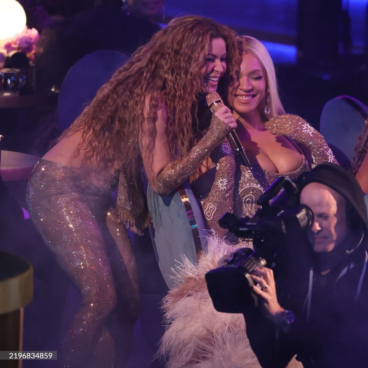 13alejandroc's tweet photo. Shakira y Beyoncé en los Grammy. ❤️❤️ https://t.co/HtrDm5mAWF