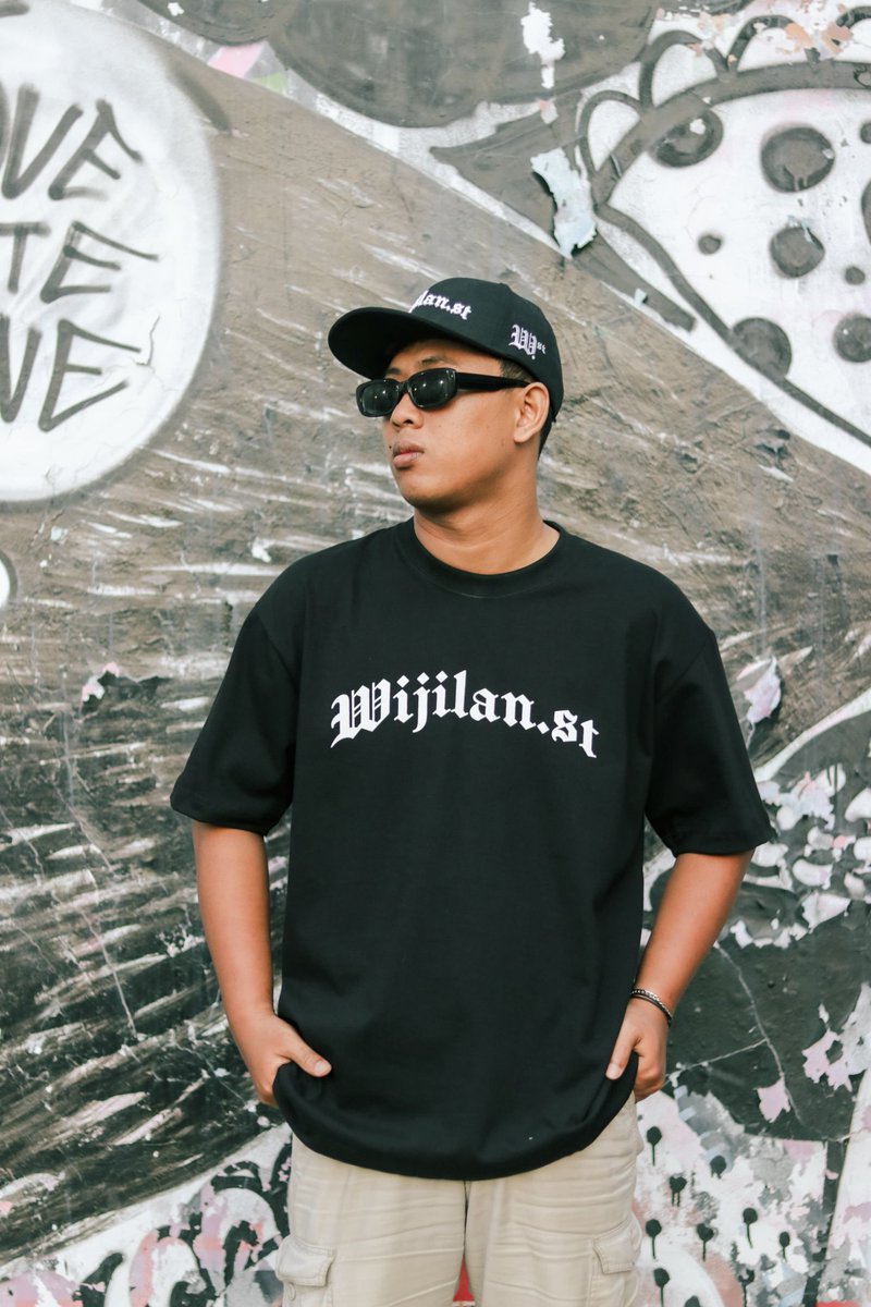 wijilanstreetsj's tweet photo. YO-BRO! Ini gambaran ketika kaos https://t.co/6LAPxSdaLx dipakai.  Jenis kaos oversize dan unisex bisa di pakai untuk pria atau wanita.
WiMin tunggu orderan kamu ya!😉
#WijilanStreetsJoint #KlawuTown #HellHouse #Sweda #Better #SalahPaham #hiphop #brandlokal #ootd #fyp #yogyakarta https://t.co/SCyQsTz3UP