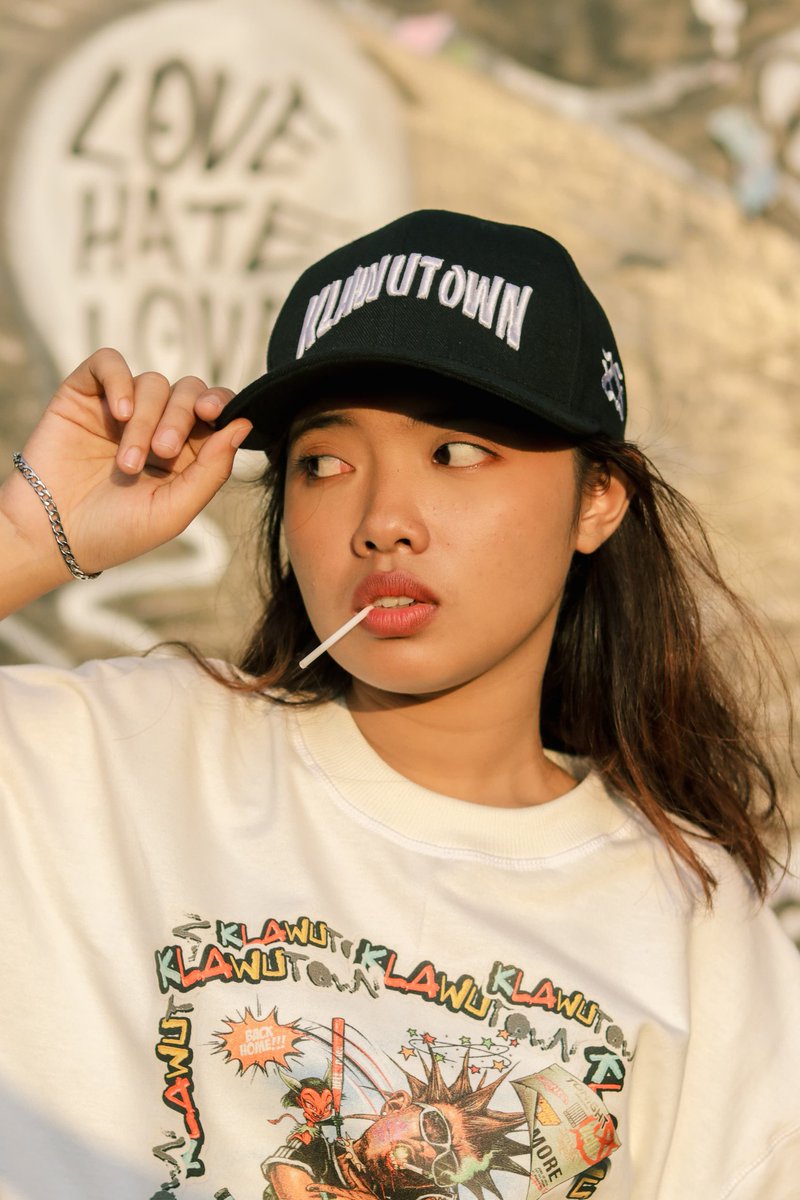 wijilanstreetsj's tweet photo. YO-BRO! Ini gambaran KlawuTown jika dipakai, topinya sebagai aksesoris. Jenis kaos oversize dan unisex bisa di pakai untuk pria atau wanita.
WiMin tunggu orderan kamu ya!😉
#WijilanStreetsJoint #KlawuTown #HellHouse #Sweda #Better #SalahPaham #hiphop #brandlokal #ootd #yogyakarta https://t.co/LSDSHTX7rM