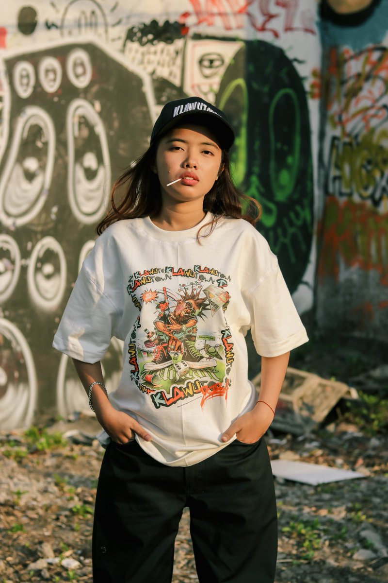 wijilanstreetsj's tweet photo. YO-BRO! Ini gambaran KlawuTown jika dipakai, topinya sebagai aksesoris. Jenis kaos oversize dan unisex bisa di pakai untuk pria atau wanita.
WiMin tunggu orderan kamu ya!😉
#WijilanStreetsJoint #KlawuTown #HellHouse #Sweda #Better #SalahPaham #hiphop #brandlokal #ootd #yogyakarta https://t.co/LSDSHTX7rM