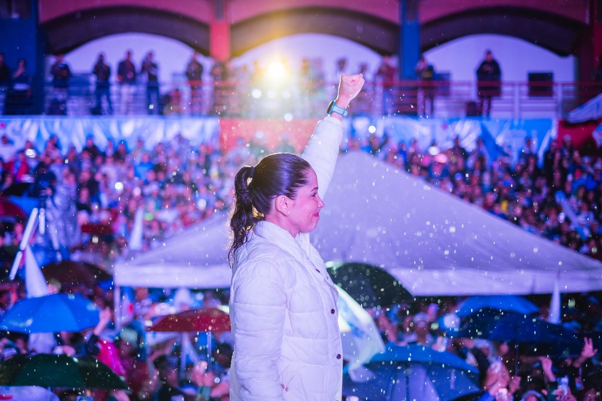 LuisaGonzalezEc's tweet photo. ¡Gracias, Quito! Su abrazo multitudinario demuestra que la esperanza está viva y que Ecuador se levantará. 

Ciudad valiente, cuna de la historia y la dignidad ¡Juntos, vamos a #RevivirEcuador!🇪🇨

#LuisaPresidenta https://t.co/Nb0BNz24ES
