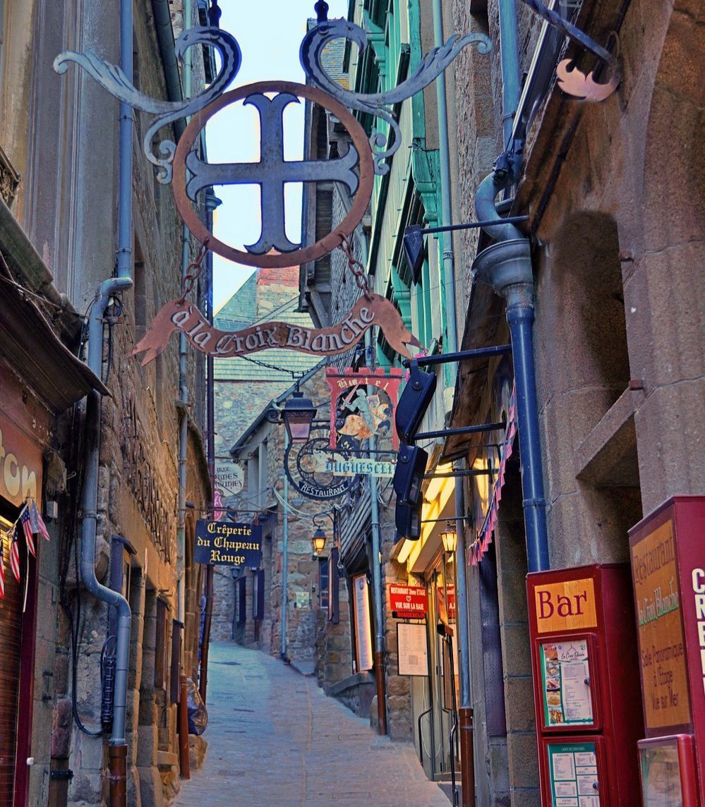 A street in Mont Saint Michel in #Normandy 

 France 🇨🇵 travel photo