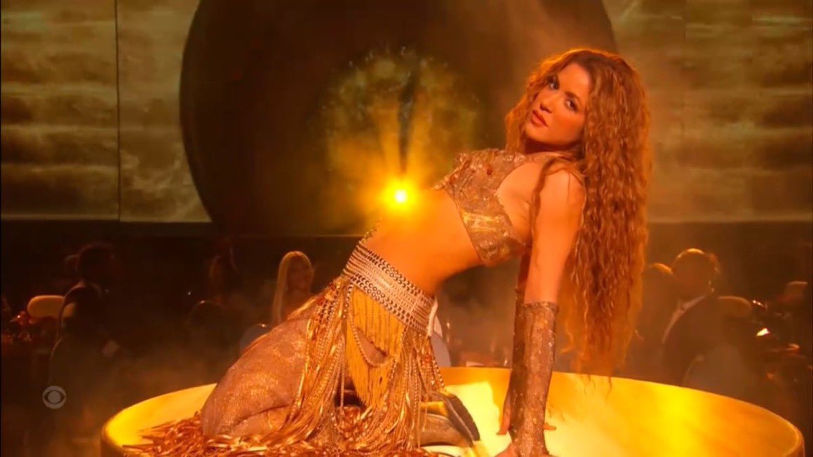 CessarLuna's tweet photo. Ella solo hizo este movimiento y TODA LA ARENA quedó hipnotizada! TAYLOR Y BEYONCE, las más grandes de la industria observaron, bailaron, aplaudieron e idolatraron a la reina! 👏🏻👏🏻👏🏻 https://t.co/7r1Mu6BEcP