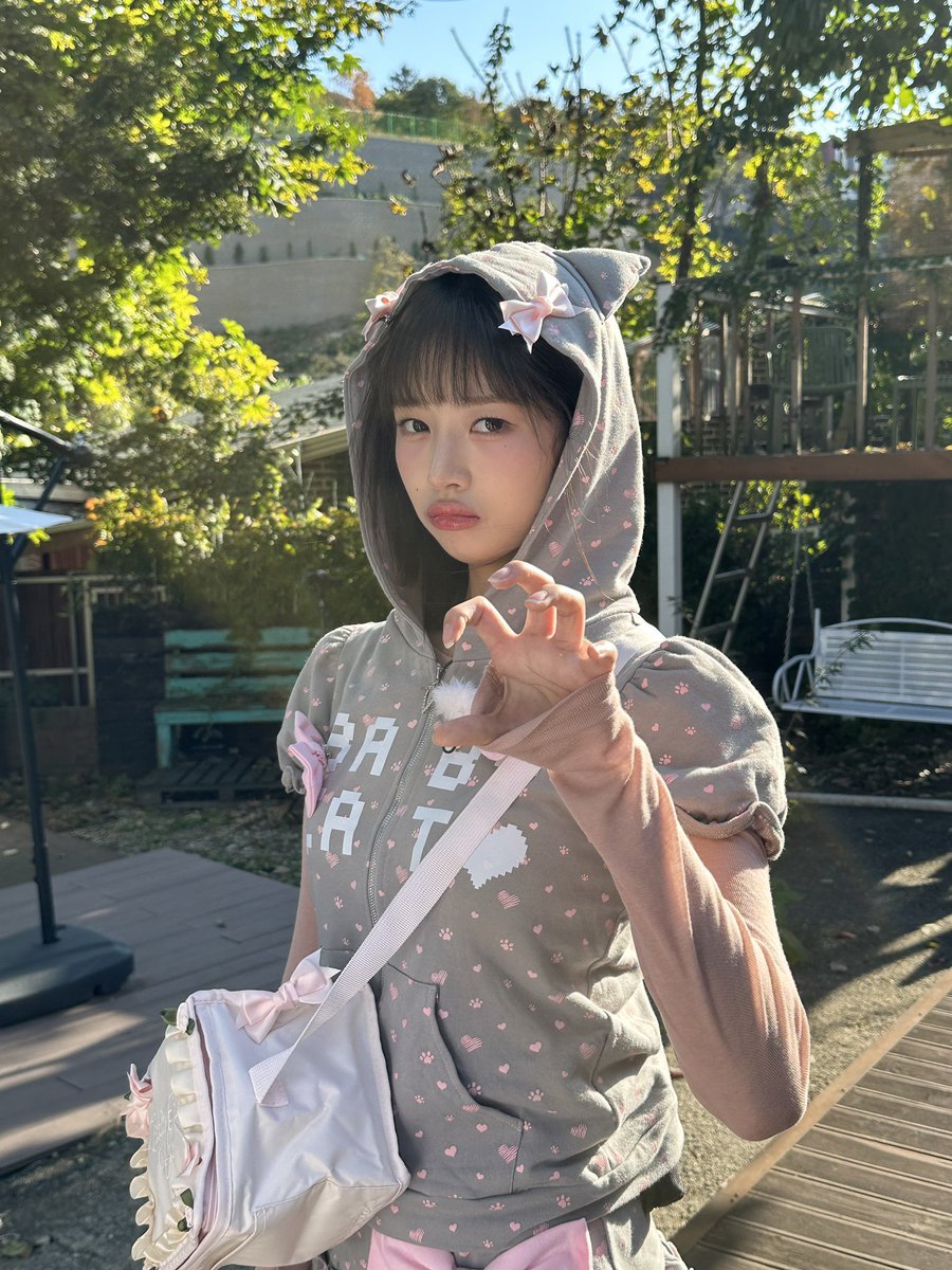 picsnaoirei's tweet photo. rei in her gaeul unnie's pov 🐈‍⬛🤍 https://t.co/xUlYpqTkVj