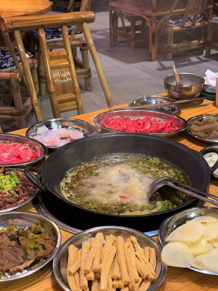 Deb_Asy's tweet photo. Sour and fragrant, tender and tasty🔥! This hot pot of pickled cabbage beef hotpot, every bite is a warm comfort in winter. 🥩🍲 https://t.co/6FJyRWFVEI