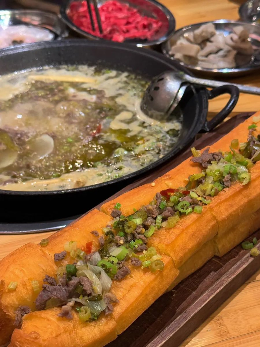 Deb_Asy's tweet photo. Sour and fragrant, tender and tasty🔥! This hot pot of pickled cabbage beef hotpot, every bite is a warm comfort in winter. 🥩🍲 https://t.co/6FJyRWFVEI