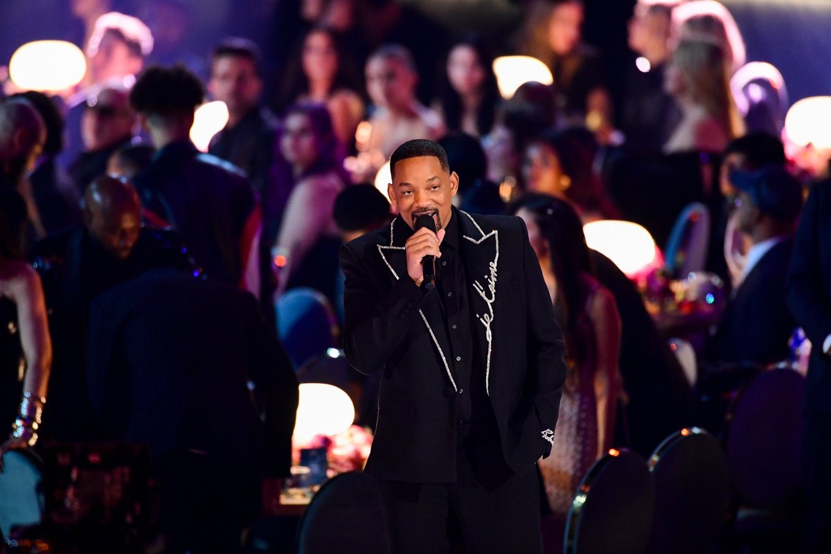 GRAMMYs pay tribute to the late and great Quincy Jones.🤍