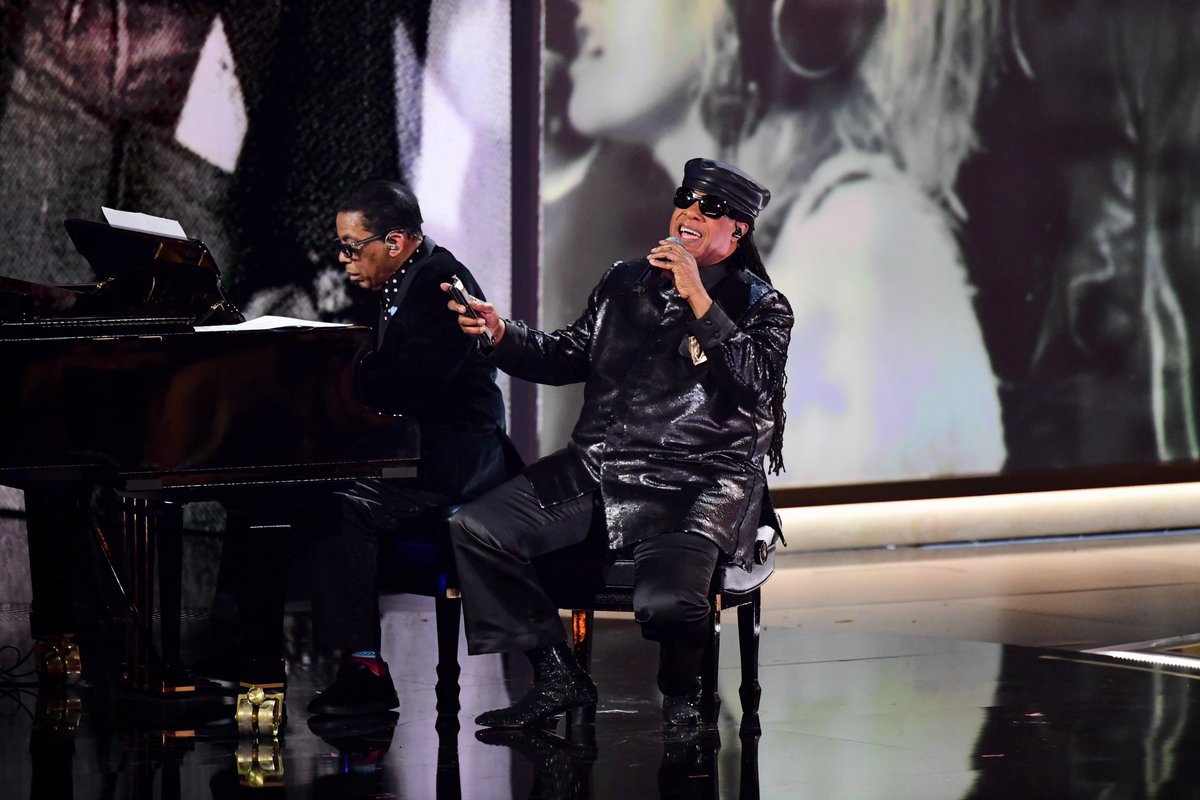 GRAMMYs pay tribute to the late and great Quincy Jones.🤍