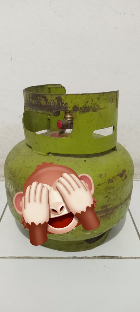 albertgobet's tweet photo. Hidup lagi syulit2 nya, mesti ditmbah sulitnya nyari tabung gas LPG 3kg, gini amat kebijakan diambil tanpa pertimbangan yang matang, dah kliling kecamatan nyari toko/agen gas, semua nya kosong... apa musti balik pake kayu bakar?Piye to pakde @prabowo @KemensosRI @KementerianESDM https://t.co/7Py37Q5GGN