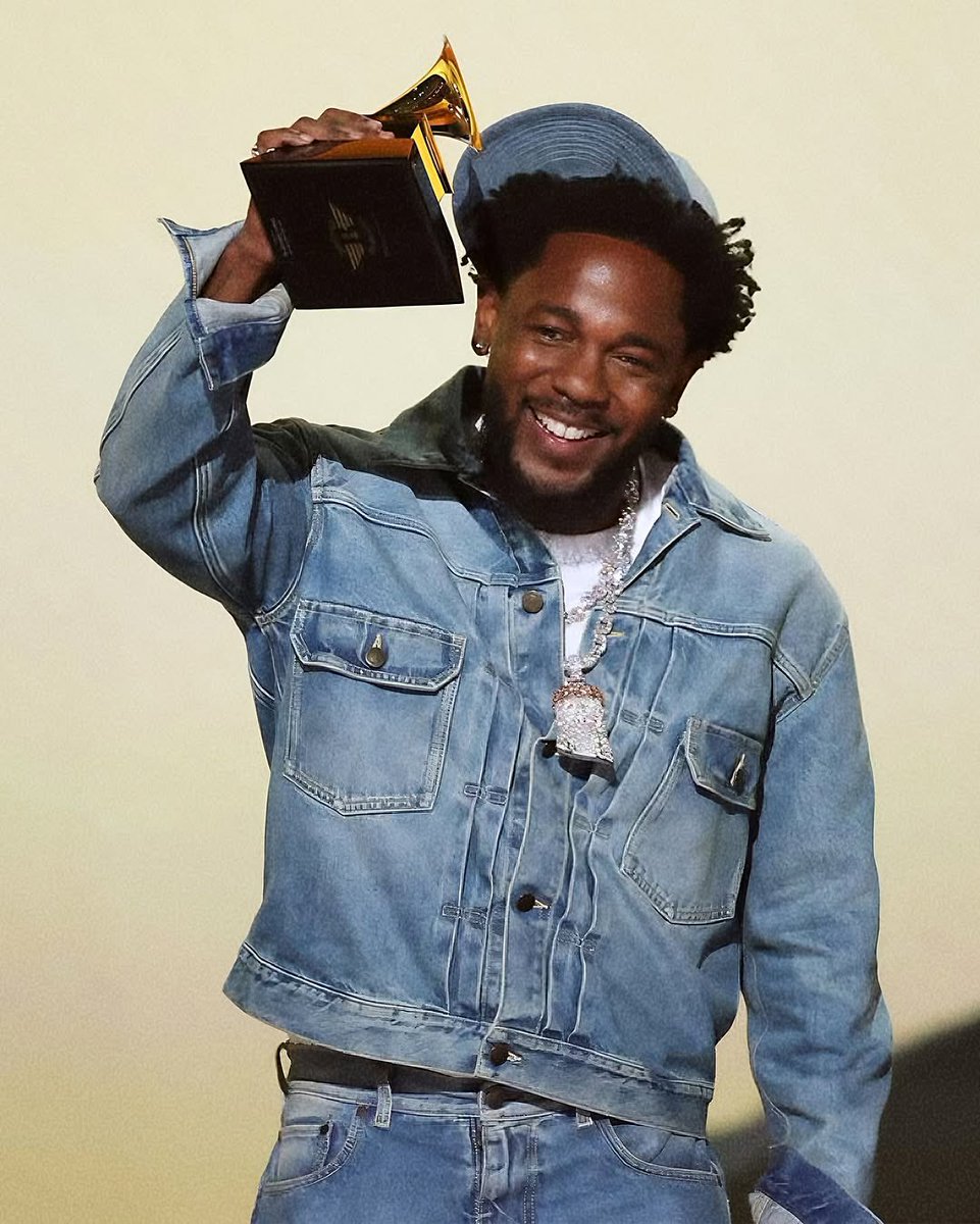portalkendrick's tweet image. "Nada é mais poderoso do que o rap. Não me importa o que seja. Nós somos a cultura."

— Kendrick Lamar em seu discurso ao vencer a categoria de Música do Ano no #GRAMMYs.