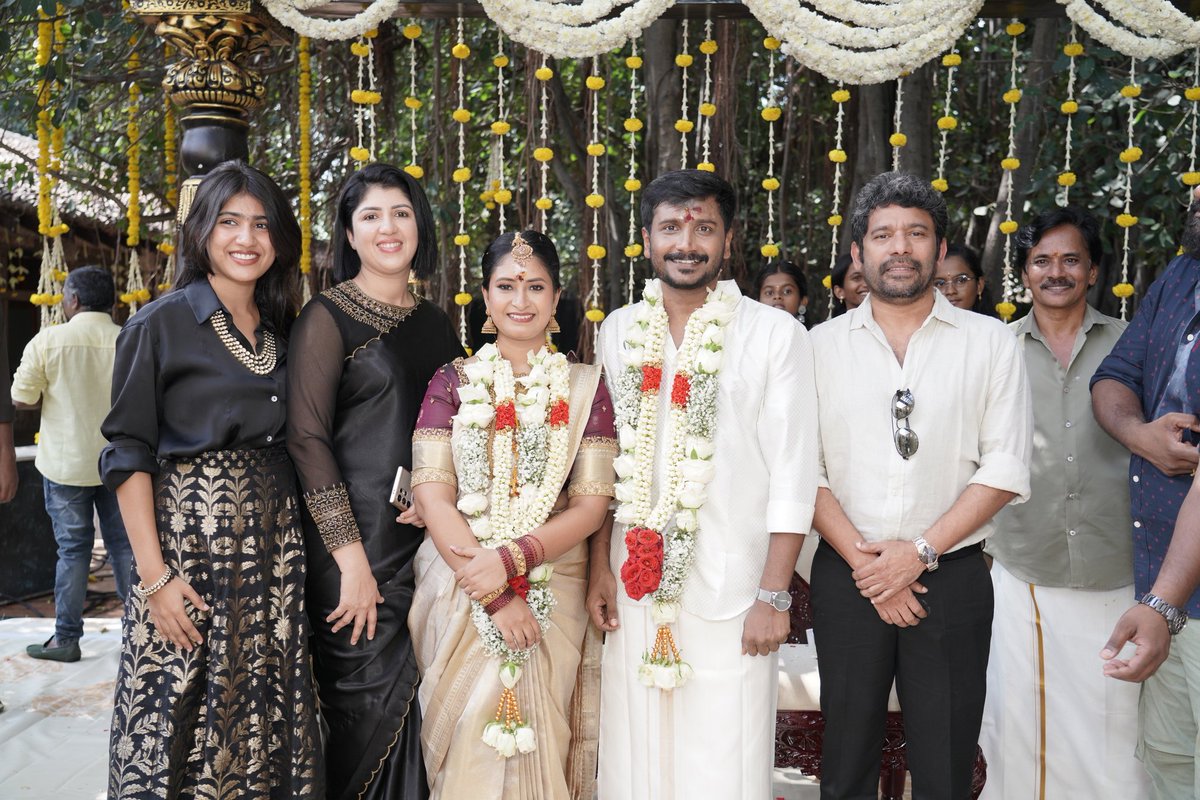 proyuvraaj's tweet photo. Celebrating love and togetherness with mesmerizing wedding clicks of Director #SUArunKumar &amp; #Ashwini! 💖 Wishing the beautiful couple a lifetime of happiness and joy. 

#SUArunKumarWedsAshwini https://t.co/QQXOpdxMRU