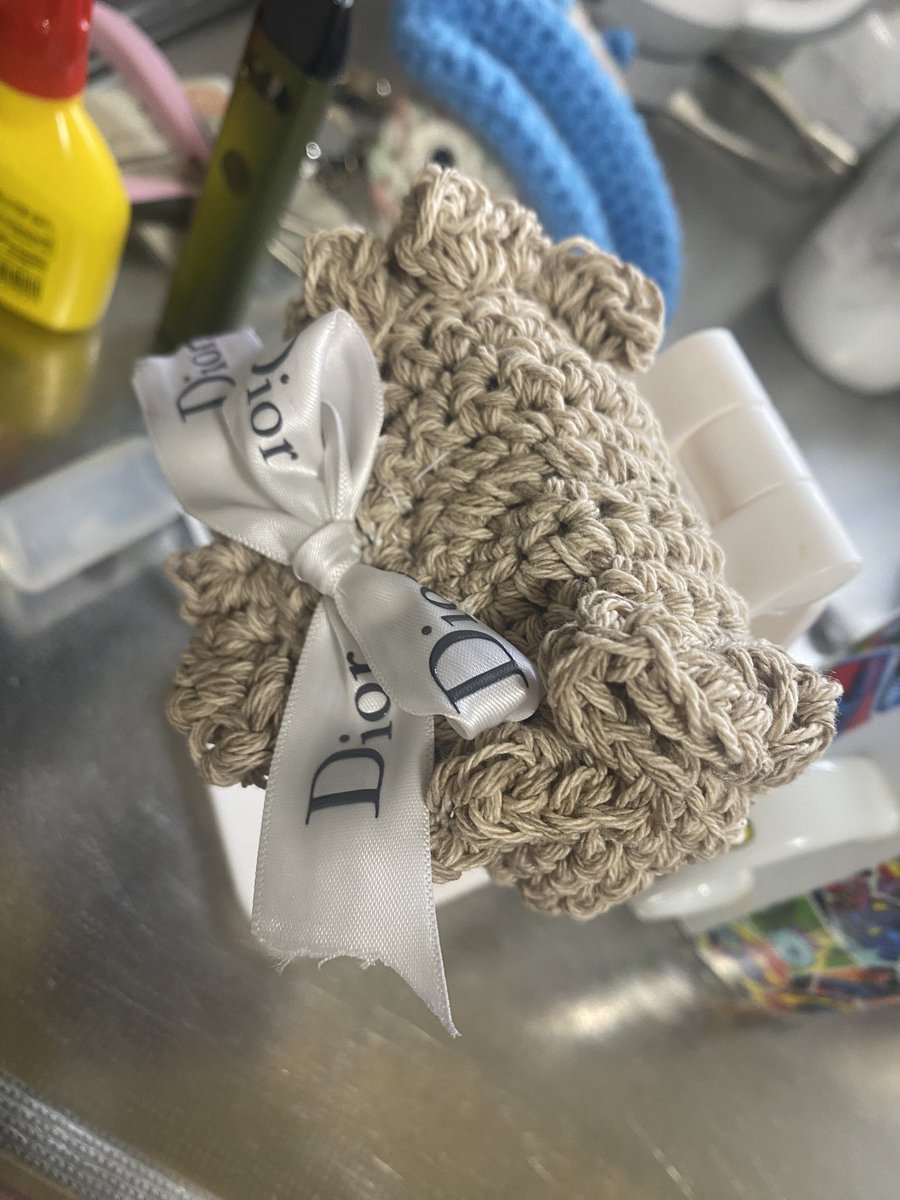 細々と編んでた
出来上がり!めっちゃ可愛い😢
大きさ変えてフリルも2本取りしてぶりっぶりにした
Beatsイヤホン入れ
しずかなひとりごとさんありがとうございました素敵な作品公開
 #しずかなひとりごと
 #編み物初心者