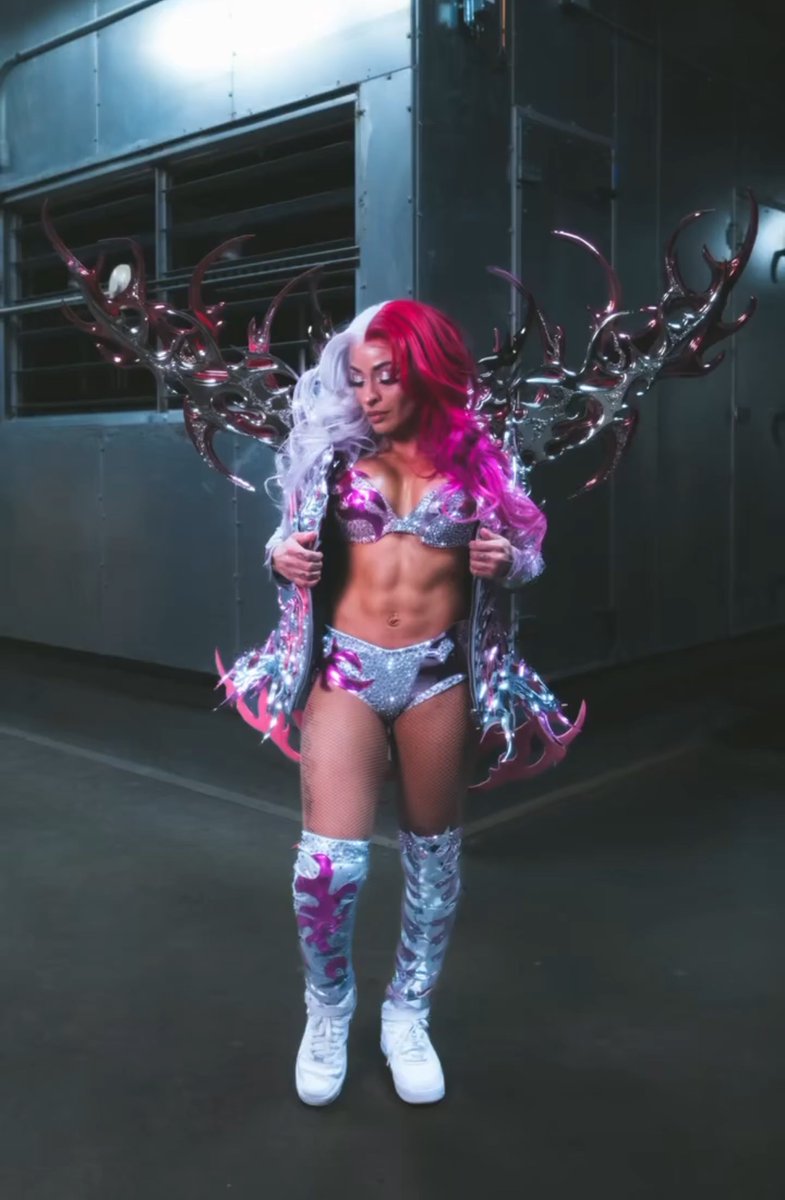 Zelina Vega’s Royal Rumble gear was inspired by the Divas title 🦋