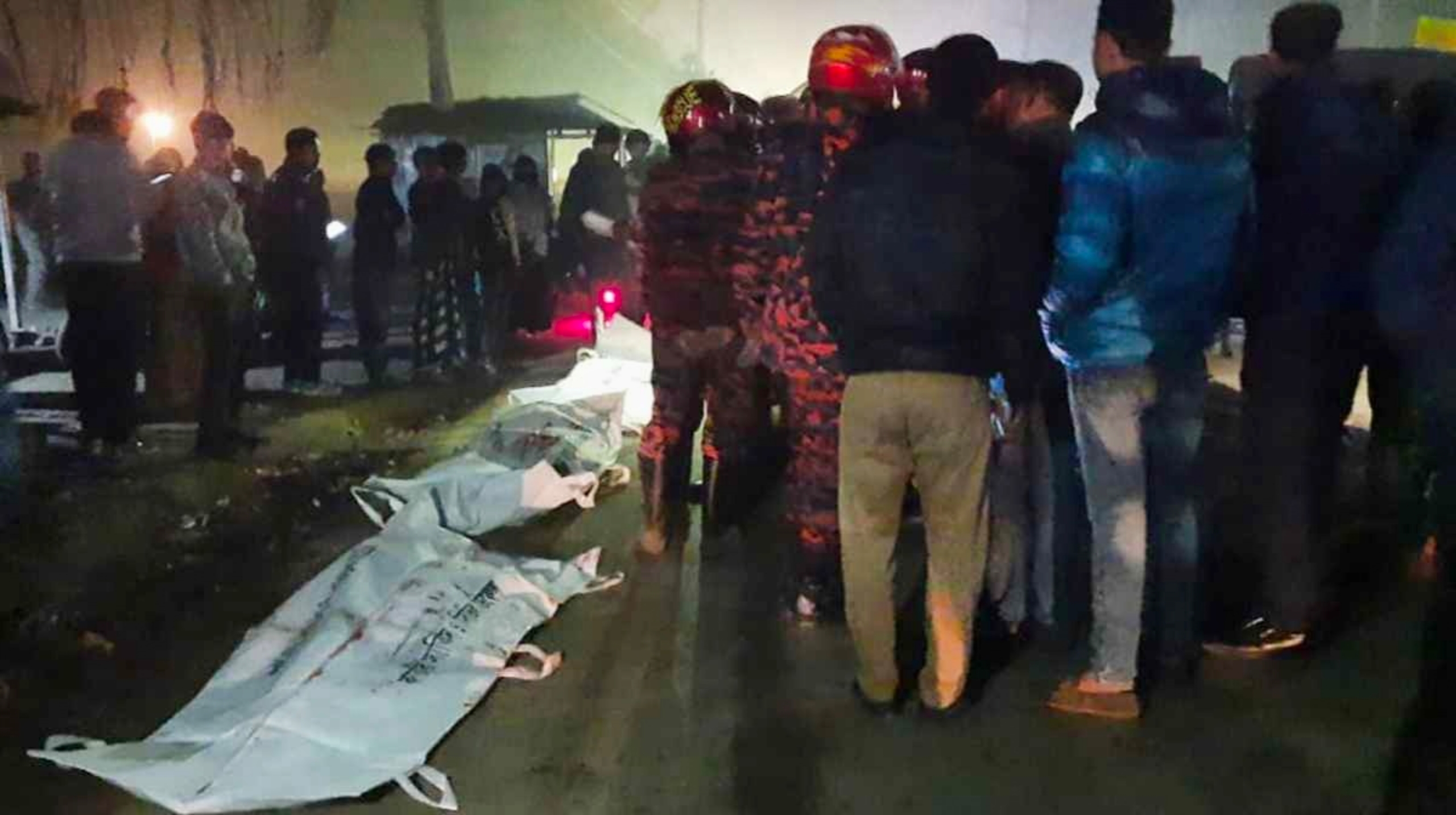 নওগাঁ বাণিজ্য মেলা দেখে বাড়ি ফেরার পথে প্রাণ গেল ৩ বন্ধুর