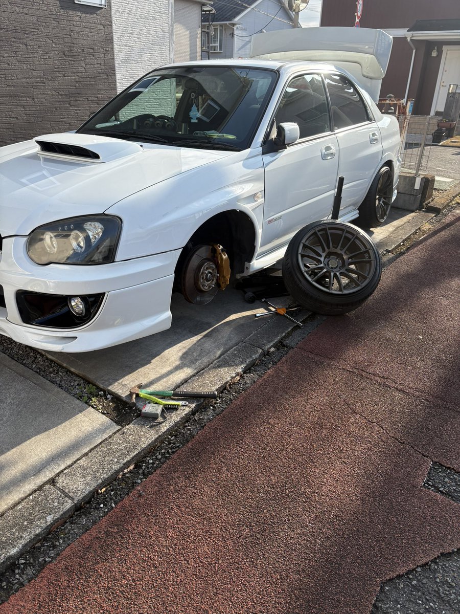 Tomoya2000STI's tweet photo. 通勤車デビューに向けて車高上げ
これで街に溶け込めるかな https://t.co/FnmMpbo6En