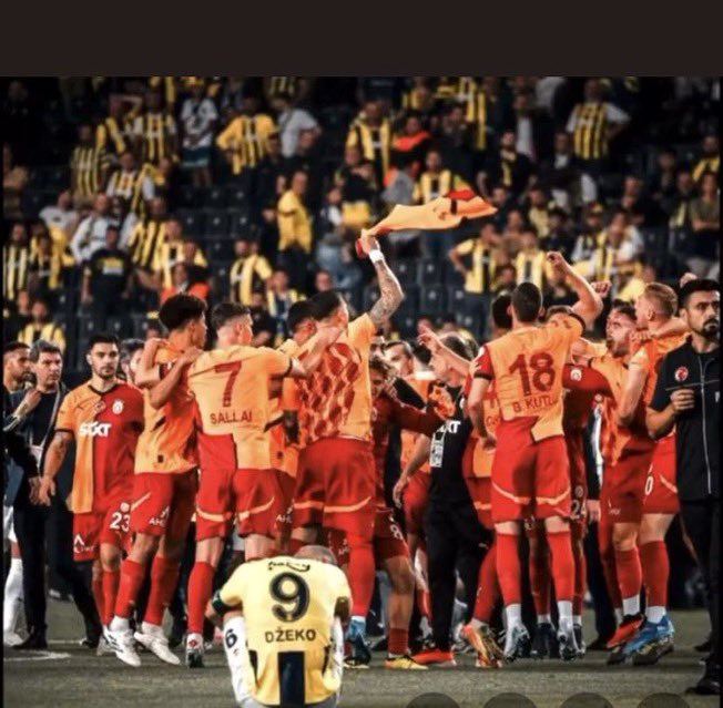 safiyekucuk35's tweet image. Gücünü taraftarından alan şikenin yağmur gibi yağdığı bu ligde ıslanmadan kalan tüm Galatasaraylı dostlarıma günaydın 🙏#BugünGünlerdenGALATASARAY 💪
#GFKvGS
