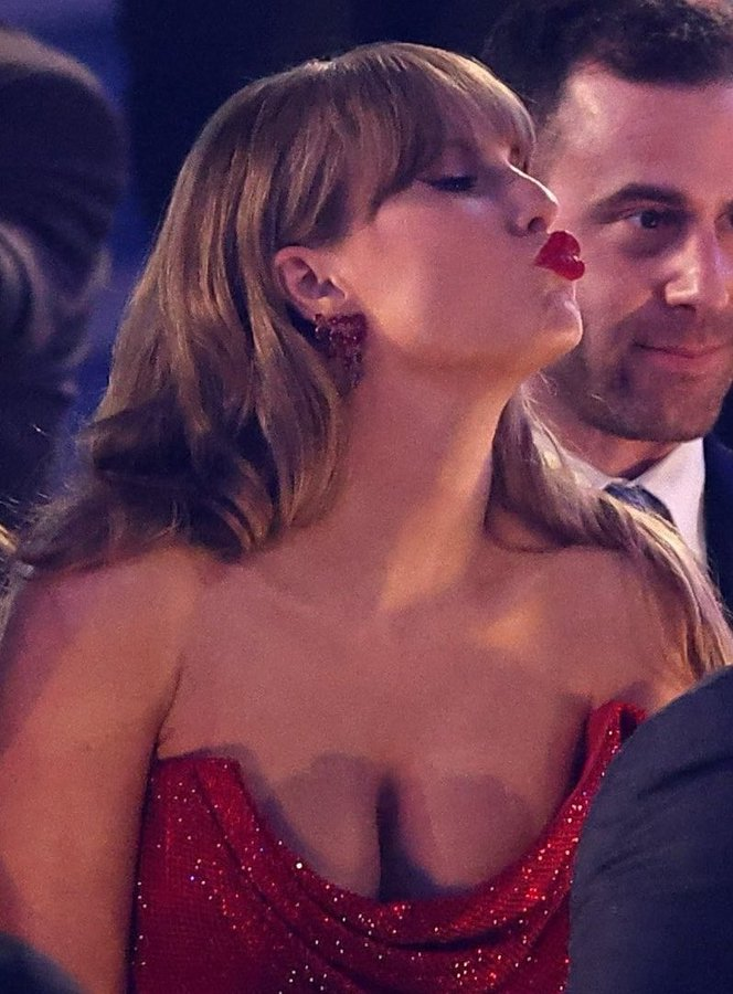 QueenSwiftie_13's tweet photo. 🚨| Taylor Swift blowing a kiss to a fan at the #GRAMMYs ! https://t.co/rrZ6sofpGu