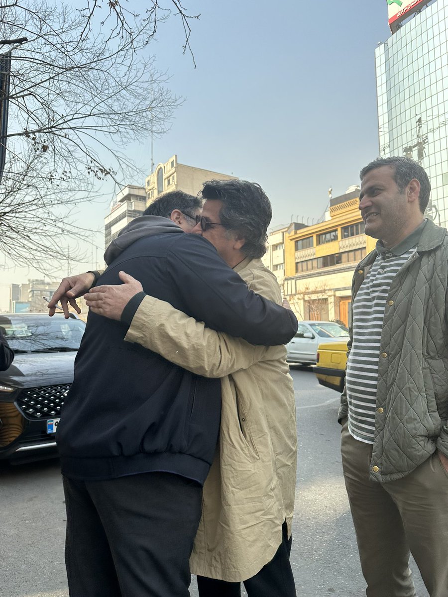 #مهدی_محمودیان بازداشت شد.
مهدی تاوان ایستادگی بر سر، برساختن امید اجتماعی می دهد. اما با شجاعت مدنی و شجاعت مدنی کم نظیر، دائما عاصی بر  کژکاردهای سیستماتیک نظام اقتدارگرا بوده است.