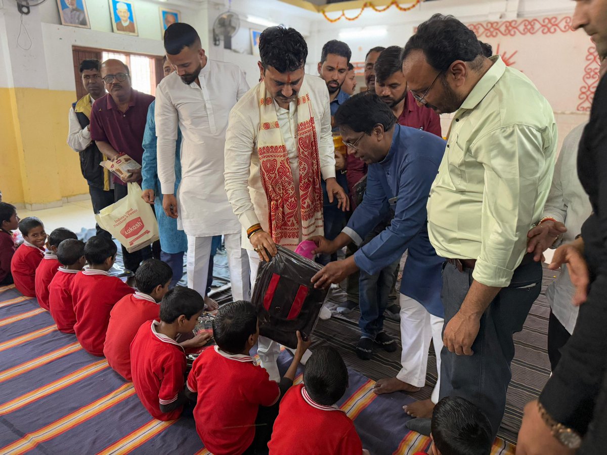 GoluShuklaInd's tweet photo. सेवा पखवाड़े के तहत, आज अपने जन्मदिवस के अवसर पर श्रद्धानंद बाल आश्रम में नन्हे बच्चों के साथ केक काटकर, फल, खाद्य सामग्री और शिक्षण सामग्री वितरण कर इस दिन को विशेष रूप से मनाया। https://t.co/txQdhV4OOA