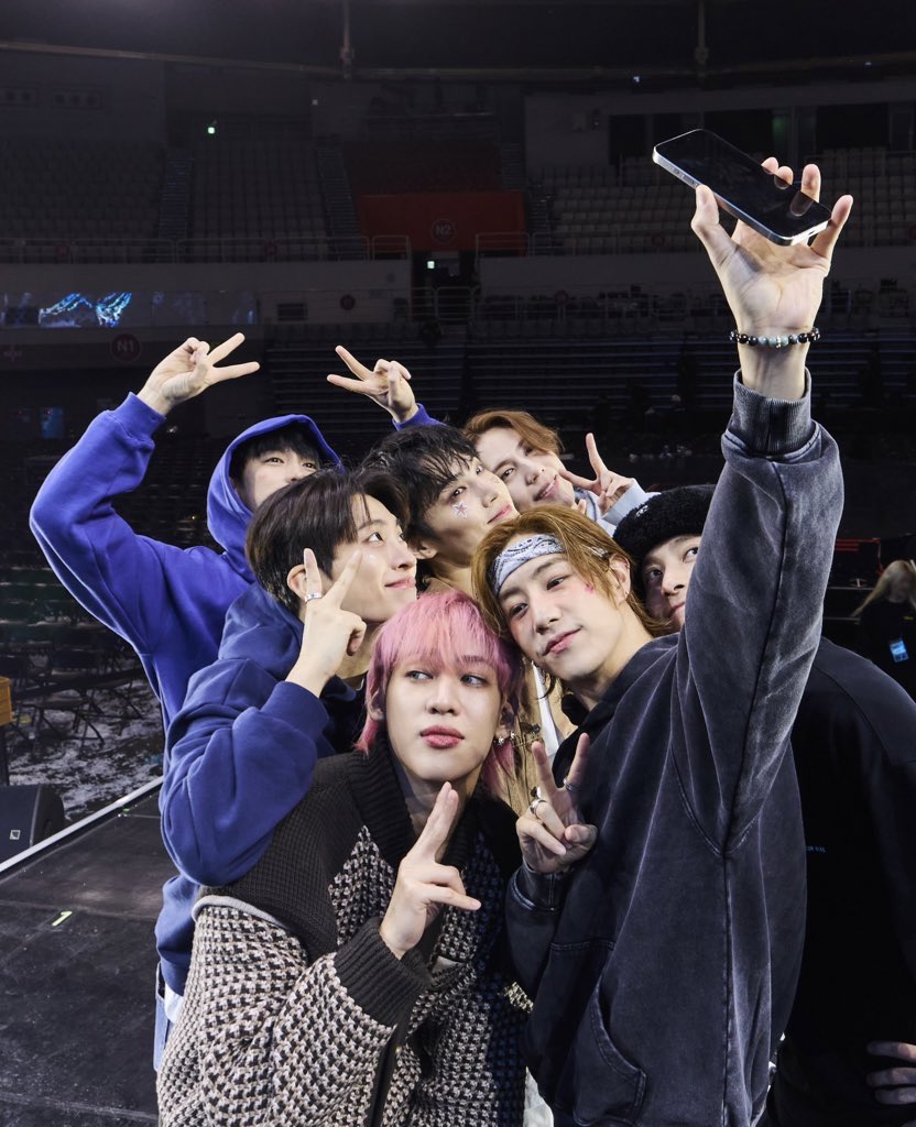 DEFinitelyTUAN's tweet photo. don’t u jst cry how their captions r so endearing?🥹 i love my family💚

🌴: i won’t say it's a dream
it's a moment that will definitely come again
🐰: 7 or Nothing💚
🌙: happiness is all here🐥💚
🐍: I LOVE YOU💚 #GOT7
🌼: our happiness has no end you🐥💚GOT7, ahgase, i love you https://t.co/b2CZfxpDca