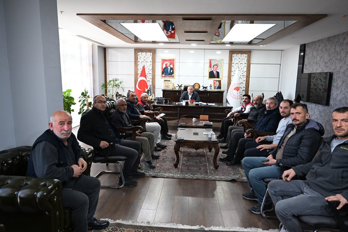 Pınarbaşı Süt Üreticileri Birliği Başkanımız Sinan ÖZDEMİR ve süt üreticileri, İl Müdürümüz Sayın Bülent SAKLAV’ı makamında ziyaret ettiler. Başkanımıza ve üreticilerimize nazik ziyaretleri için teşekkür ederiz.
<a href="/BulentSaklav/">Bülent SAKLAV</a>