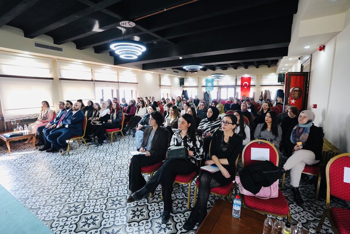 📢 Türkçenin Yabancı Dil Olarak Öğretimi Sertifika Programı 3 Şubat’ta ASBÜ Konferans Salonu’nda yapılan açılış töreniyle başladı!

👩‍🏫 Enstitümüz, Türkçenin Yabancı Dil Olarak Öğretimi Sertifika Programı ile Türkçe öğretimi alanında uzmanlar yetiştiriyor. 

📅 3-28 Şubat 2025