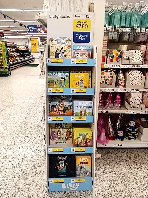 eXPD8_fm's tweet photo. eXPD8 is delighted to have supported Tesco in launching the World Book Day Bluey Off Fixture Display (OFD) in 400 stores. These vibrant displays,  have been placed at key front-of-store locations.

#WorldBookDay #RetailExecution #eXPD8 #Bluey https://t.co/51AC84DQ0C