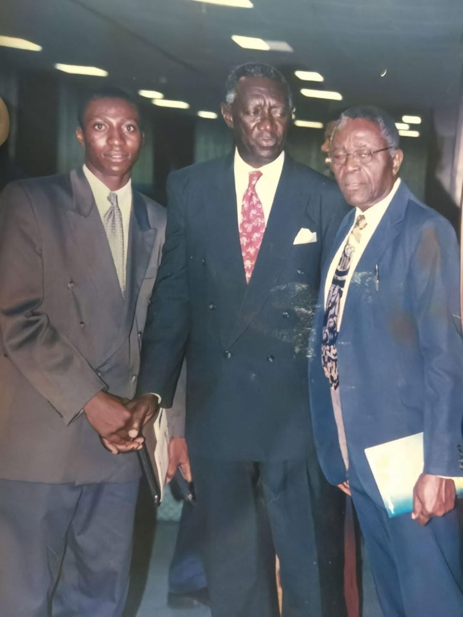 BraPhile's tweet photo. @kwadwosheldon @AfenyoMarkin "I dropped out from University to chase money! I met former President John Agyekum Kuffour" @AfenyoMarkin . The most honest politician https://t.co/gfrNwEUlld